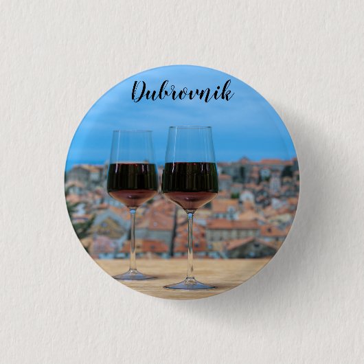 Zwei Gläser Rotwein mit Blick auf Dubrovnik Button (Vorderseite)