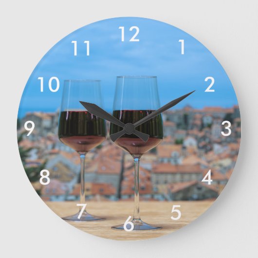 Zwei Gläser Rotwein mit Blick auf Dubrovnik Große Wanduhr (Vorderseite)
