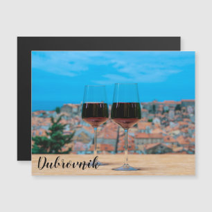 Zwei Gläser Rotwein mit Blick auf Dubrovnik Magnetkarte