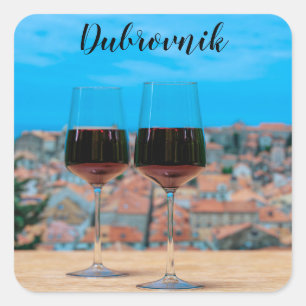 Zwei Gläser Rotwein mit Blick auf Dubrovnik Quadratischer Aufkleber