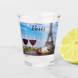 Zwei Gläser Wein im Café von Paris
