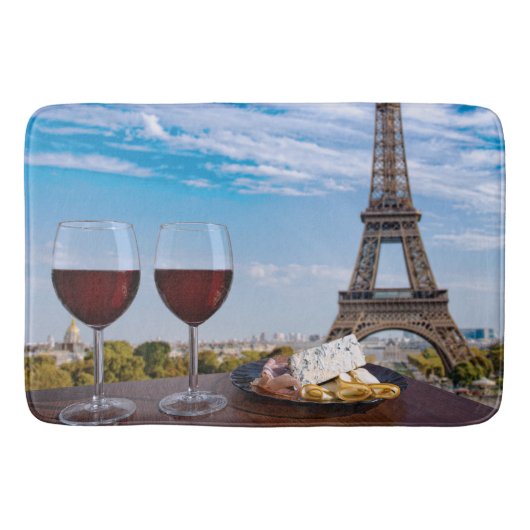 Zwei Gläser Wein im Café von Paris Badematte (Vorderseite)