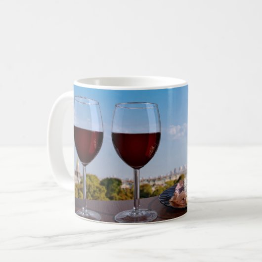 Zwei Gläser Wein im Café von Paris Kaffeetasse (Vorderseite Links)