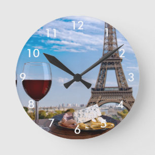 Zwei Gläser Wein im Café von Paris Runde Wanduhr