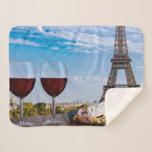 Zwei Gläser Wein im Café von Paris Sherpadecke