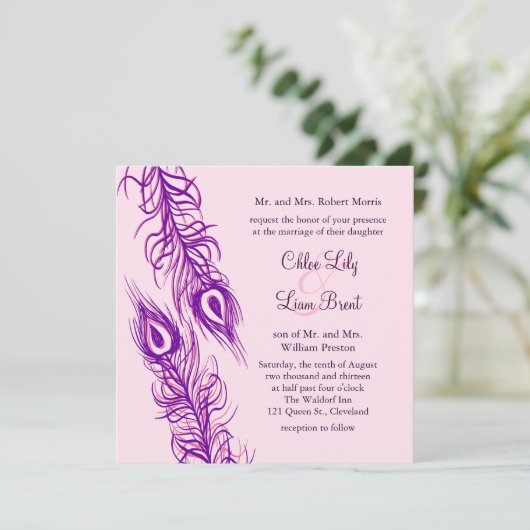 Zwei gleiche Pfauenfedern Einladung (Stehend Vorderseite)