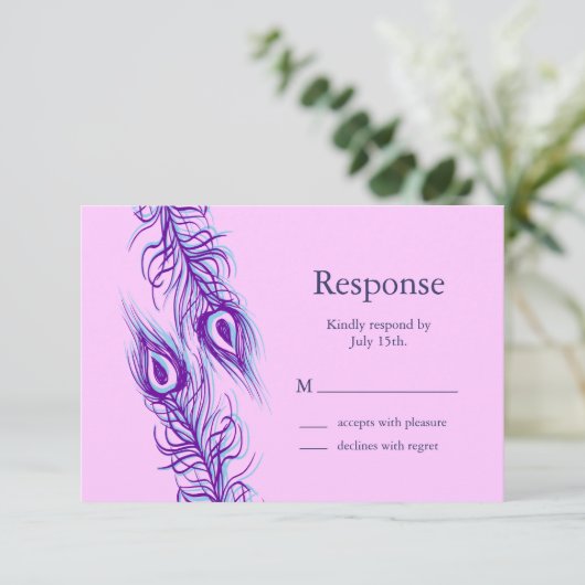 Zwei gleiche Pfauenfedern RSVP Karte (Stehend Vorderseite)