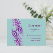 Zwei gleiche Pfauenfedern RSVP Karte (Stehend Vorderseite)