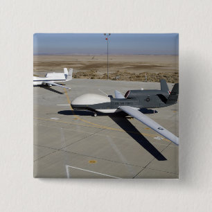 Zwei globale Falken geparkt auf einer Rampe Button