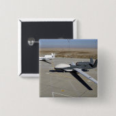 Zwei globale Falken parken auf einer Rampe Button (Vorne & Hinten)