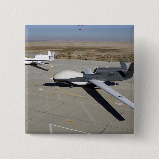 Zwei globale Falken parken auf einer Rampe Button (Vorderseite)