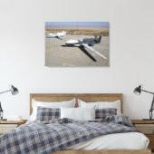 Zwei globale Falken parken auf einer Rampe Leinwanddruck (Insitu (Schlafzimmer))