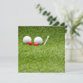 Zwei Golfball mit zwei roten Herzen auf grünem Gra (Stehend Vorderseite)