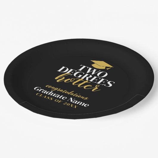 Zwei Grad Hotter - Name - Schwarzer Abschluss Pappteller (Schrägansicht)