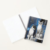Zwei graue Katzen im Abstrakten Hintergrundjournal Notizblock (Innenseite)