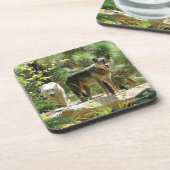 Zwei graue Wölfe im Wald Getränkeuntersetzer (Linke Seite)
