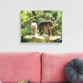 Zwei Grauwölfe im Wald Leinwanddruck (Insitu (Wohnzimmer))