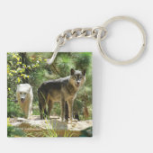 Zwei Grauwölfe im Wald Schlüsselanhänger (Rückseite)