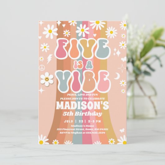 Zwei Groovy 5th Birthday Rainbow Peace Liebe Party Einladung (Stehend Vorderseite)