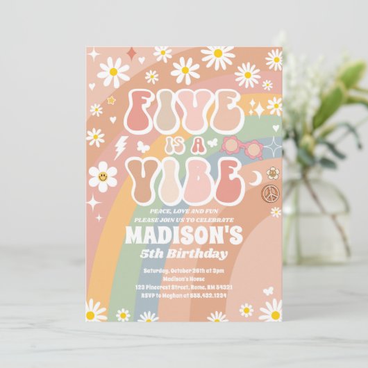 Zwei Groovy 5th Birthday Rainbow Peace Liebe Party Einladung (Stehend Vorderseite)