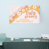 Zwei Groovy Retro Daisy Birthday Banner (Messeveranstaltung)