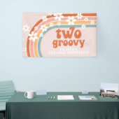 Zwei Groovy Retro Rainbow Daisy Birthday Banner (Messeveranstaltung)