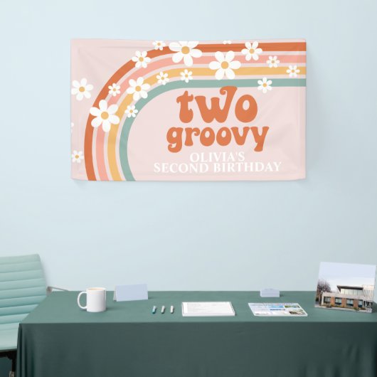 Zwei Groovy Retro Rainbow Daisy Birthday Banner (Messeveranstaltung)