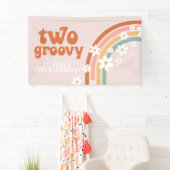 Zwei Groovy Retro Rainbow Daisy Birthday Banner (Insitu)