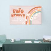 Zwei Groovy Retro Rainbow Daisy Birthday Banner (Messeveranstaltung)