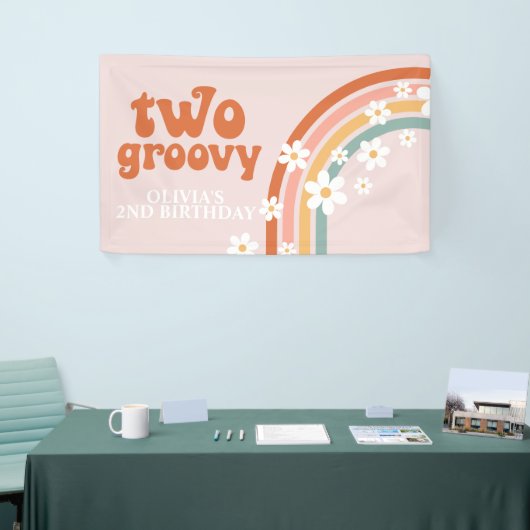 Zwei Groovy Retro Rainbow Daisy Birthday Banner (Messeveranstaltung)