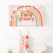 Zwei Groovy Retro Rainbow Daisy Birthday Banner (Insitu)