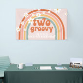 Zwei Groovy Retro Rainbow Daisy Birthday Banner (Messeveranstaltung)
