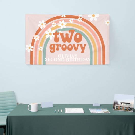 Zwei Groovy Retro Rainbow Daisy Birthday Banner (Messeveranstaltung)