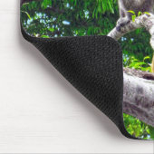 Zwei grüne Affen, die in einer Baummousepad sitzen Mousepad (Ecke)