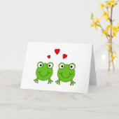 Zwei grüne Frösche mit roten Herzen. Karte (Gelbe Blume)