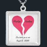 Zwei halbe Herzen schließen sich als ein Name Pers Versilberte Kette<br><div class="desc">Dies ist eine großartige Halskette für Ihre Liebe oder als Geschenk für einen Jungvermählten oder Valentinstag. Das Design besteht aus zwei Hälften eines Herzens, die miteinander übereinstimmen. Ein personalisierter Name steht auf jeder Herzhälfte und lässt sich leicht anpassen. Die anpassbaren Worte unter den Herzen sagen: "Unsere Herzen verbinden sich wie...</div>