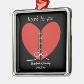 Zwei Hälften eines Herzens, verbunden mit einem Fa Silbernes Ornament (Links)