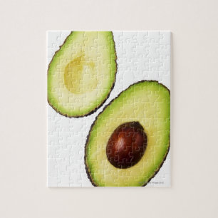 Zwei Hälften von eine Avocado, auf Weiß Puzzle