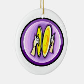 Zwei Hände, die Abbruchsbecken im lila Kreis Keramikornament (Rechts)