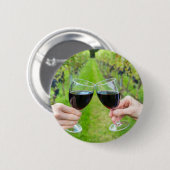 Zwei Hände, die mit Weingläsern im Weinberg rösten Button (Vorne & Hinten)
