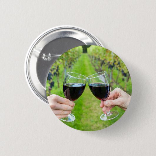 Zwei Hände, die mit Weingläsern im Weinberg rösten Button (Vorne & Hinten)