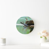 Zwei Helden am Fluss Runde Wanduhr (Zuhause)