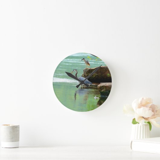 Zwei Helden am Fluss Runde Wanduhr (Zuhause)