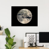 zwei Helikopter, die von Vollmond gestochen wurden Poster (Heimbüro)