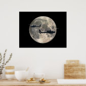 zwei Helikopter, die von Vollmond gestochen wurden Poster (Küche)