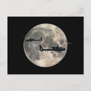 zwei Helikopter, die von Vollmond gestochen wurden Postkarte