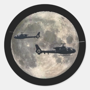 zwei Helikopter, die von Vollmond gestochen wurden Runder Aufkleber
