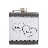 Zwei Herz-frischer weißer Schnee beunruhigtes Flachmann (Vorderseite)