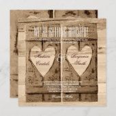 Zwei Herz rustikale Holzschütter Hochzeitsfeier Einladung (Vorne/Hinten)