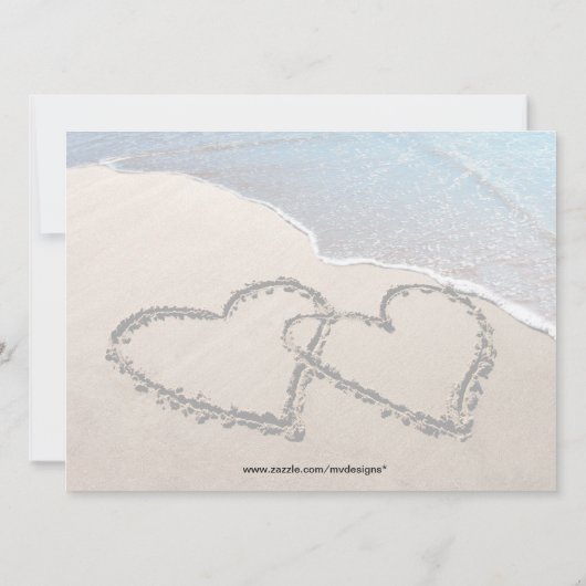 Zwei Herzen am Sandstrand laden zur Hochzeit ein Einladung (Rückseite)